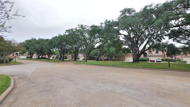 Foto del edificio - 8003 Oakwood Forest Dr