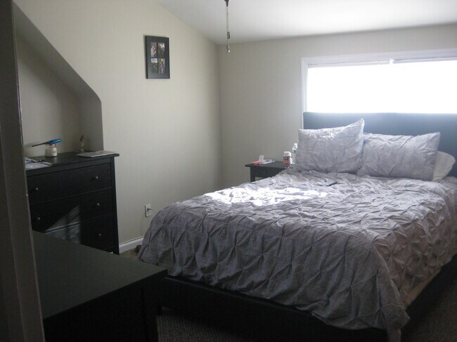 Bedroom - 192 Colonial Ave
