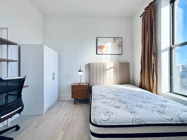 Building Photo - Furnished room/NOT APARTMENT