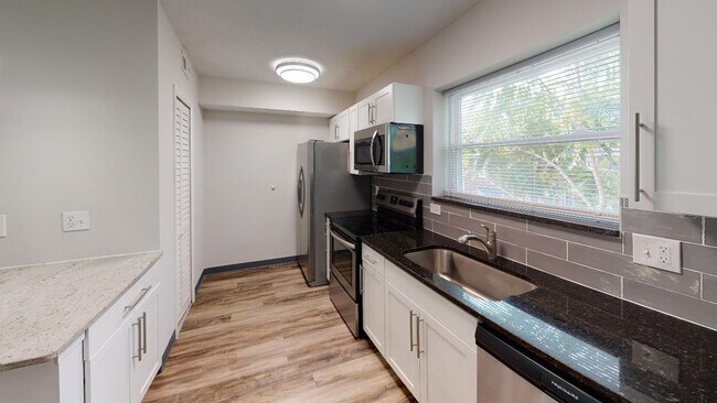 Foto del edificio - MOVE IN SPECIAL!!  FREE MONTH'S RENT!!  Mo...