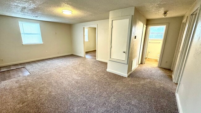 Building Photo - Savanna- Adorable two bedroom, one bath home.