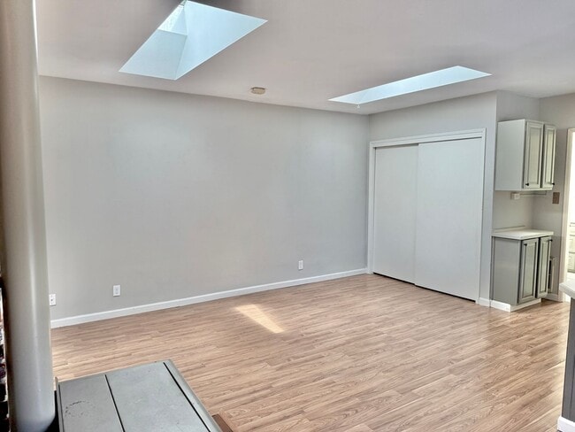Building Photo - Charming 2 bed, 1 bath Edmonds Apartment H...