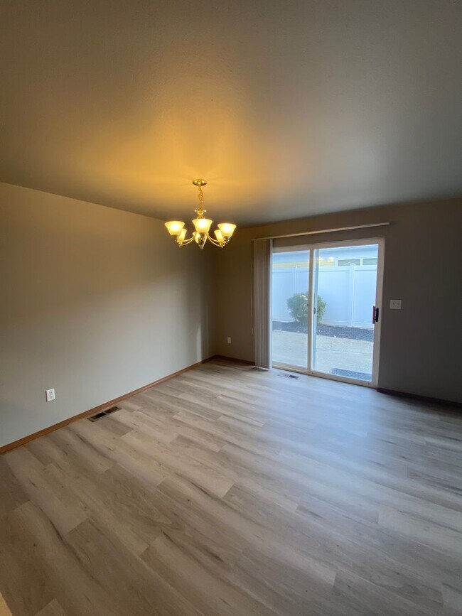Building Photo - Peach103 (CWP)
