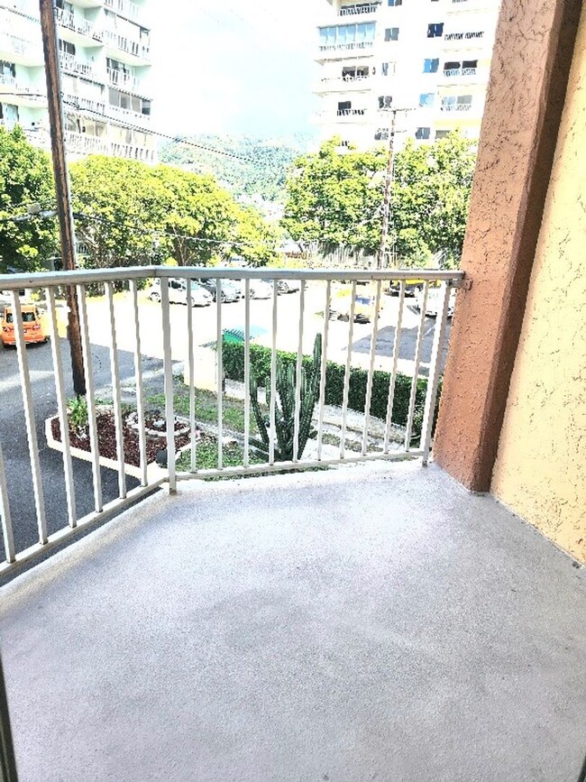 Building Photo - Maunahihi Terrace 2 bed/1 pkg 3rd Floor