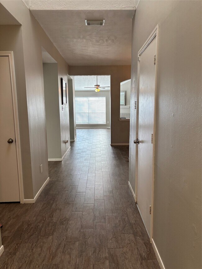 Foto del edificio - 1702 Oak Ridge Dr