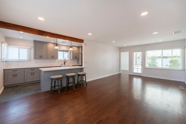 Foto del edificio - Beautiful Hawthorne Rental In Hollyglen!