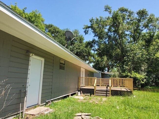 Building Photo - Completely remodeled 4 Bedroom and 2 Full ...