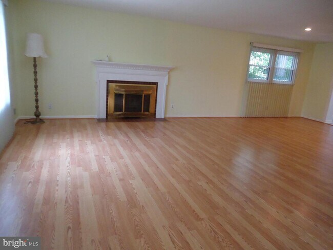 Building Photo - 1447 Mayflower Dr