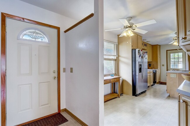 Building Photo - Charming Bi-Level Home in Sunset Village -...