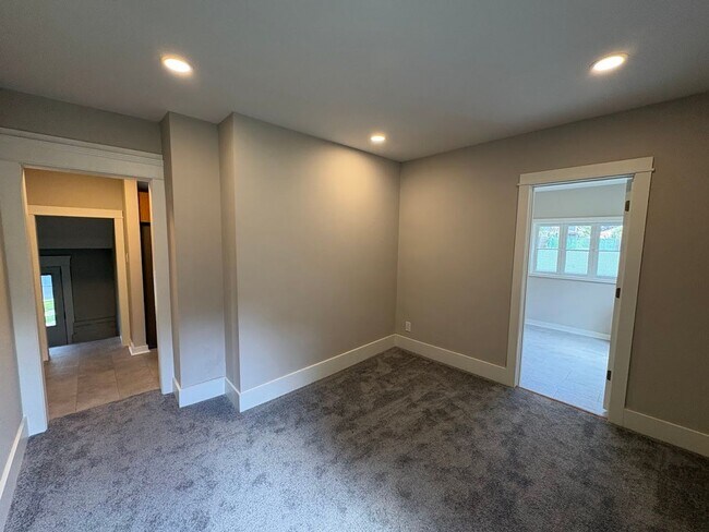 Building Photo - Three bedroom 1 1/2 bathroom home for rent