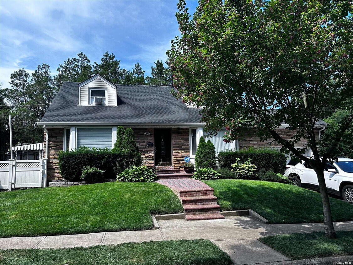 Foto principal - 67 Crandall Dr
