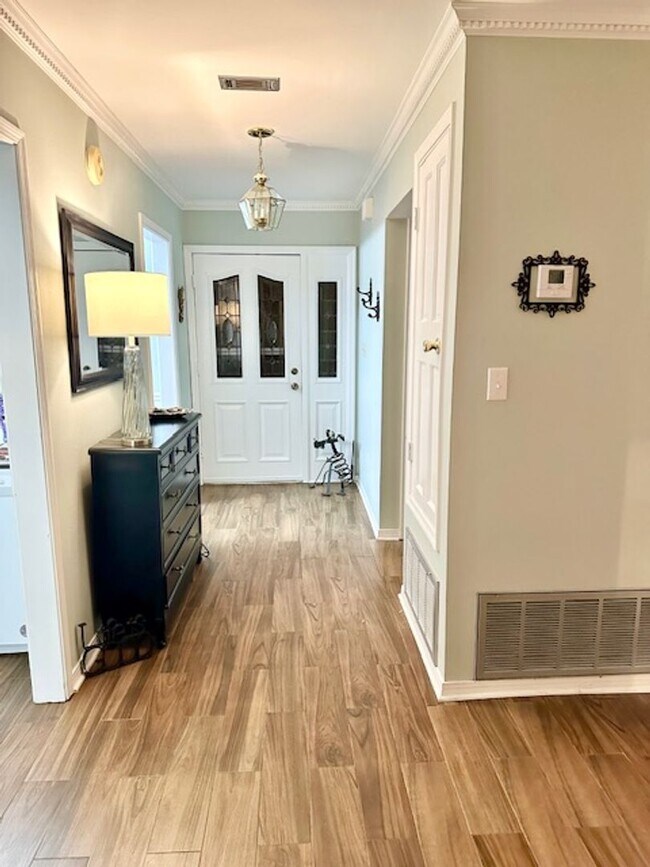 Building Photo - GORGEOUS 3 bedroom/3 bathroom/2 car garage townhome for rent in the desirable DONLABROOK GARDENS!
