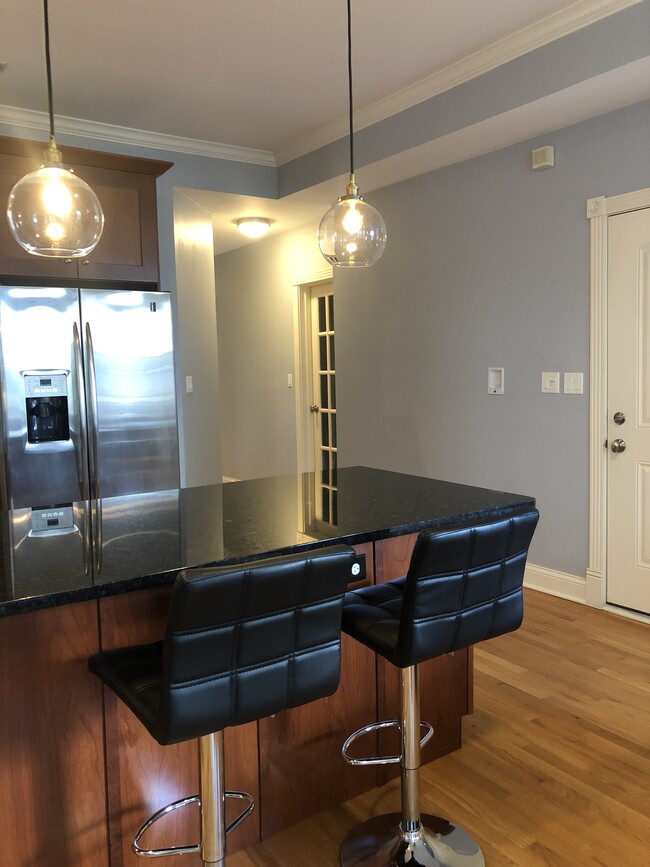 Building Photo - 5210 N WINTHROP AVE, APT 4
