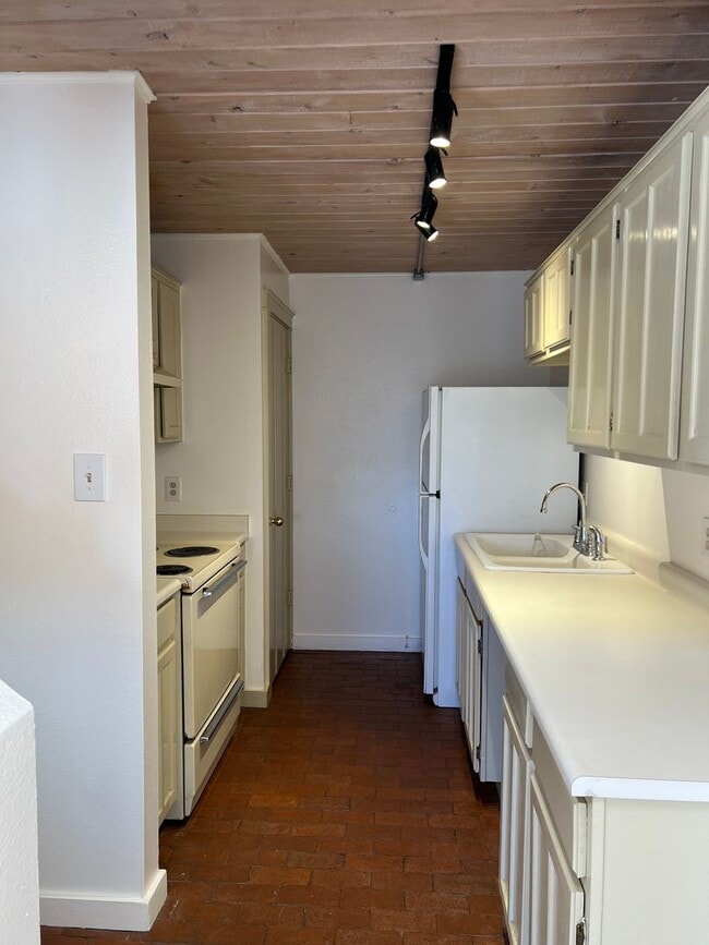 Building Photo - Sweet Townhome Next to Rail Yard