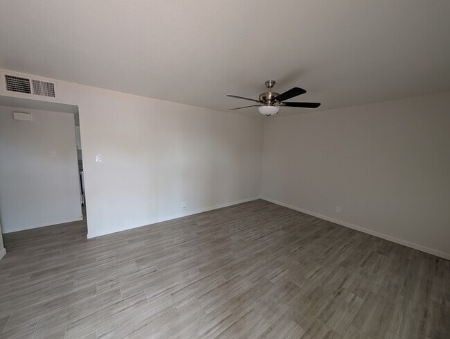 Building Photo - West Phoenix Fully Remodeled 3br