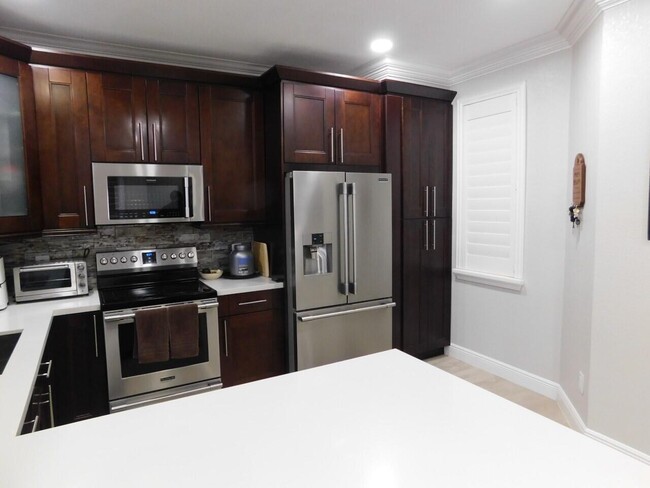 Building Photo - 110 Jacaranda Country Club Dr