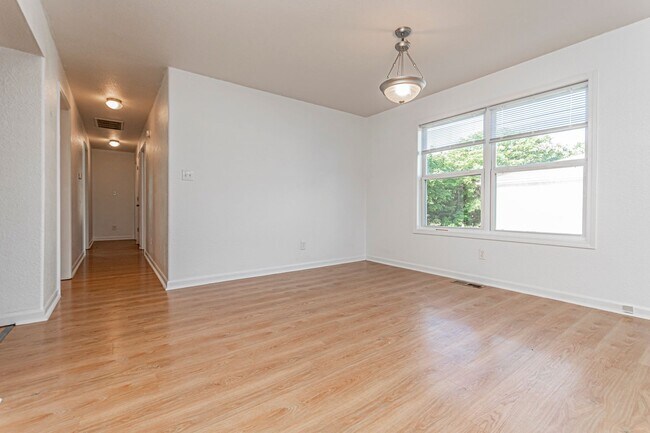 Foto del edificio - Please View 3D Virtual Walk-Through Before Scheduling a Showing