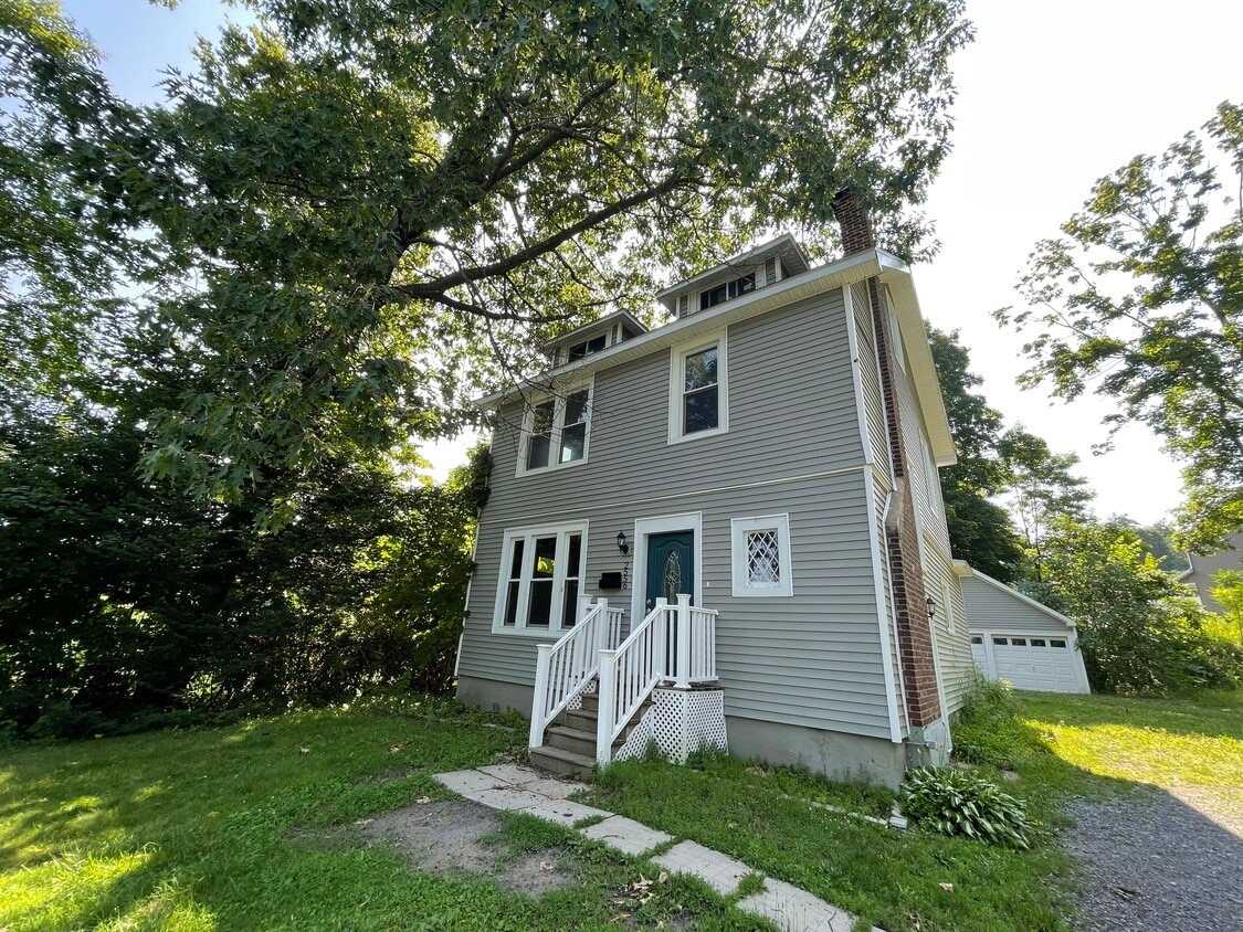 Foto principal - 2556 Van Vranken Ave.