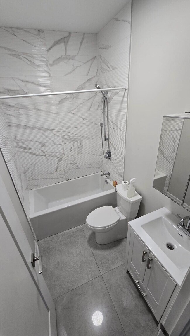 Photo du bâtiment - Beautiful Lower level apartment