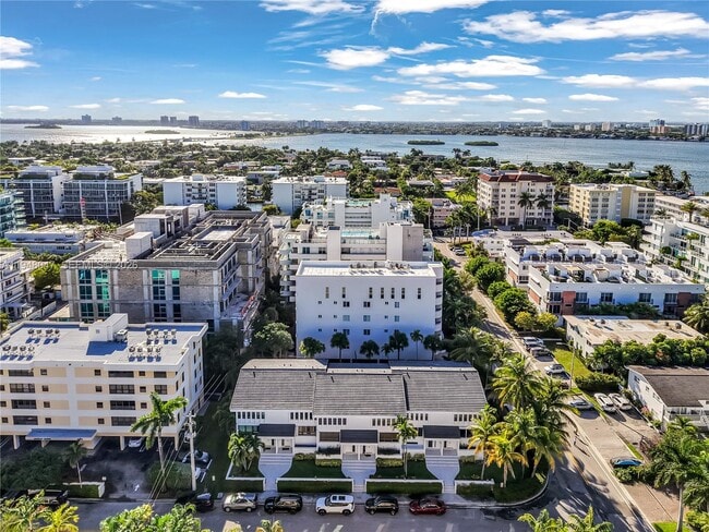 Foto del edificio - 10090 Bay Harbor Terrace
