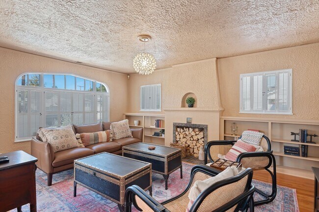 Building Photo - Spanish designed home with many amenities