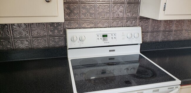 Building Photo - 604 E Maple St