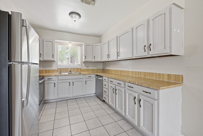 Foto del edificio - 3202 Forestwood Dr