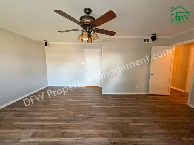 Foto del edificio - Charming 3-Bedroom Home with Sunroom & Spacious Backyard in Irving!