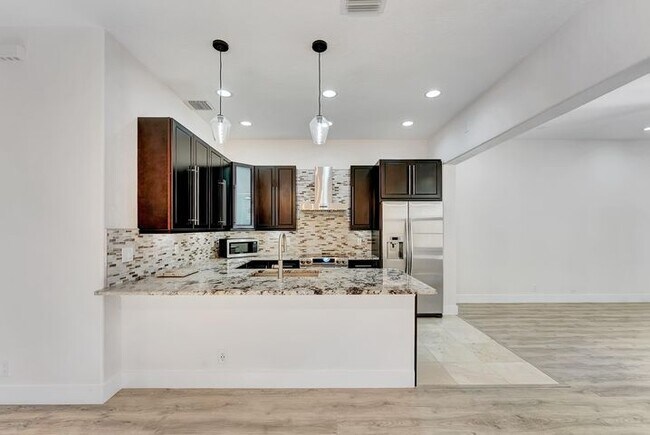 Foto del edificio - 406 NW 25th Ave