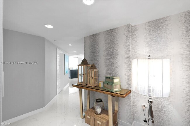 Building Photo - 2 br, 2 bath Condo - 500 Brickell Ave Apt 301