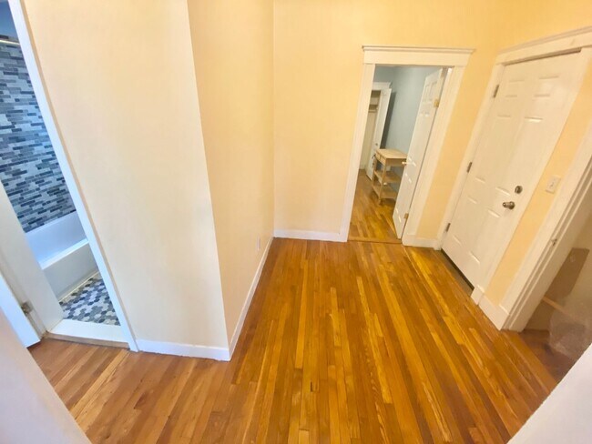Foto del edificio - 2Br/1Bth Great location, Brookline line, Laundry in building! Parking available! Walk to Green Line