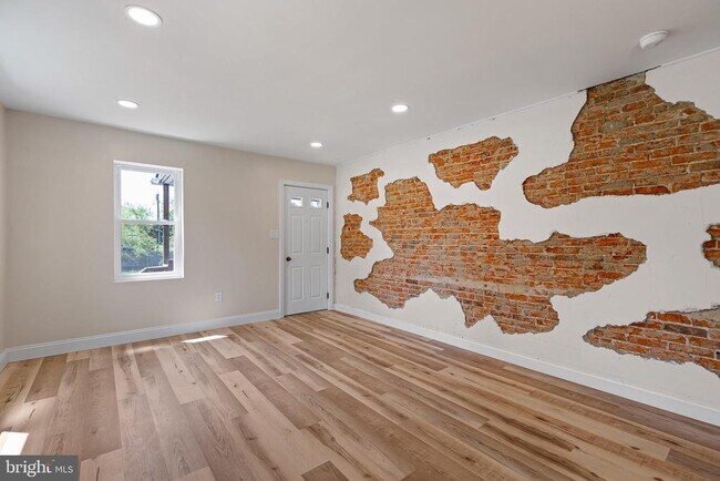 Foto del edificio - 563 Rosedale Rd