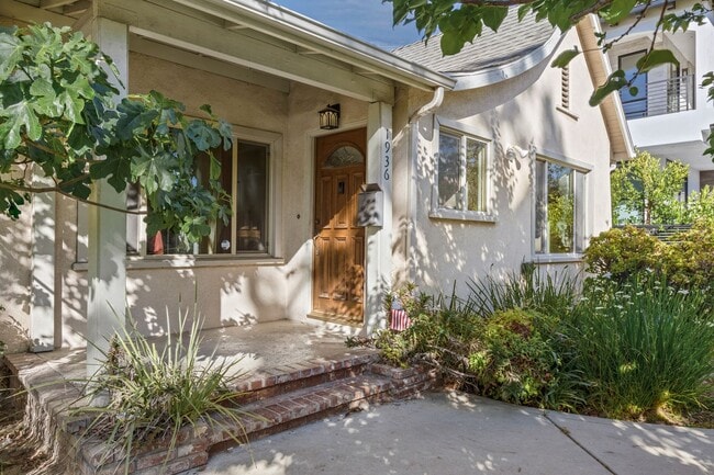Building Photo - Spacious 4 BR 3 BA Home in Prime West L.A.