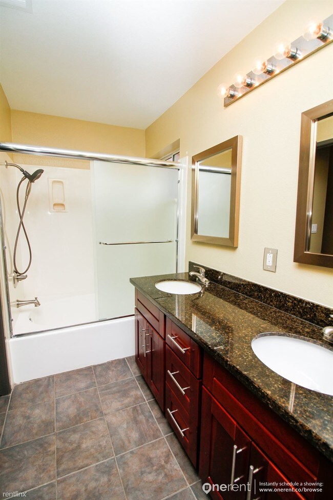 Building Photo - 1482 Los Buellis Way