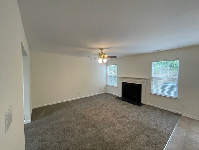 Foto del edificio - Classic 4-Bedroom Home in McKinley Mill