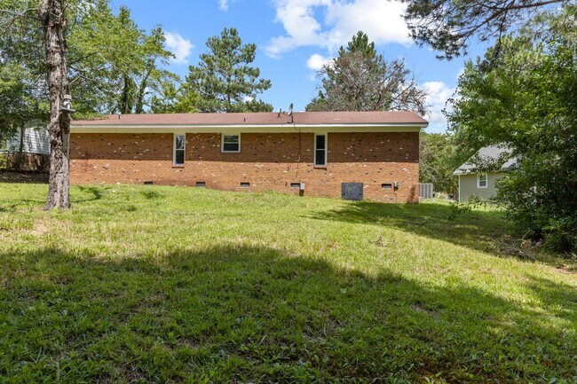 Building Photo - Beautiful Three Bedroom Home!