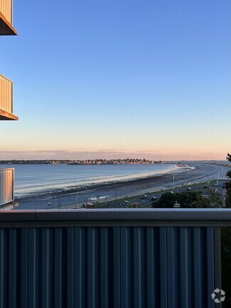 Building Photo - 300 Lynn Shore Dr