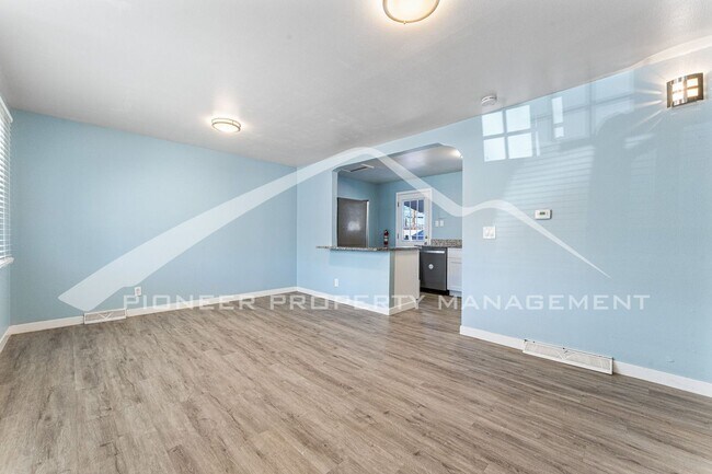 Building Photo - Charming Single Family Home with Washer/Dr...