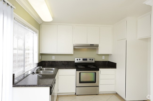 Building Photo - Glen Oaks Apartments