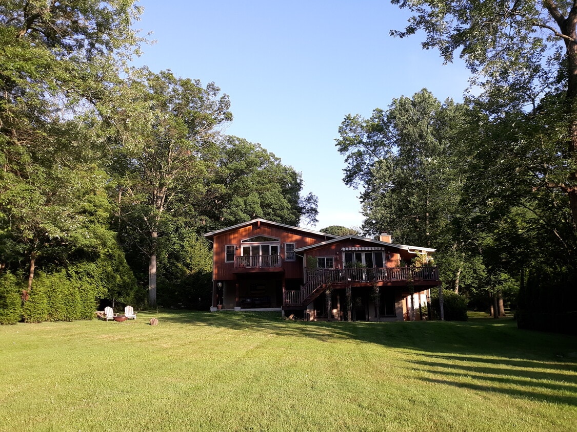 Building Photo - 4 Greenbrier Rd