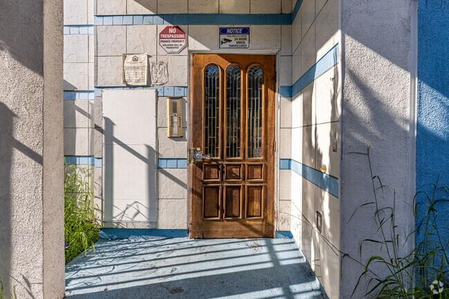 Entrada - 403 S Alvarado St