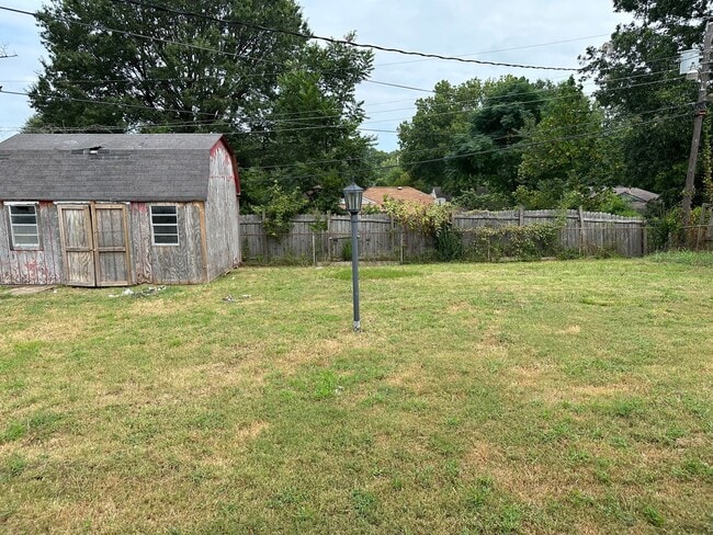 Building Photo - Recently renovated 1275 sq. ft single fami...