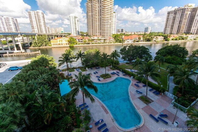 Foto del edificio - 19390 Collins Ave