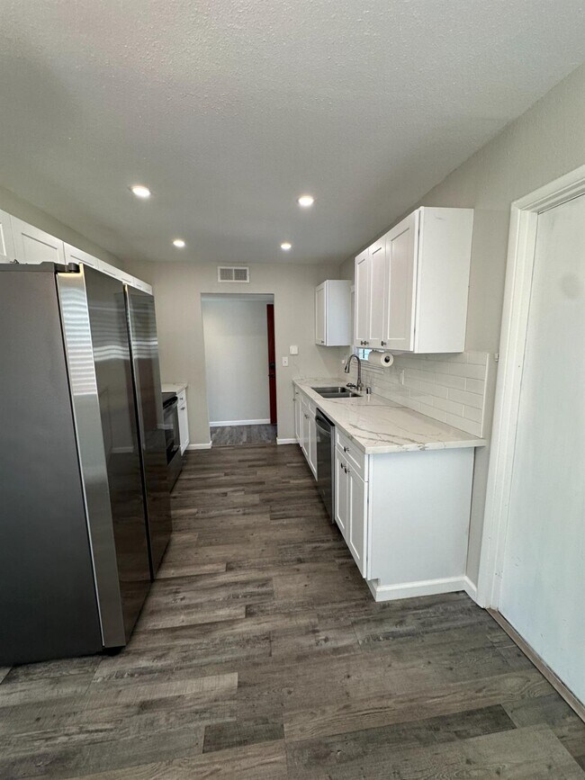 Building Photo - 1459 E Warner Ave