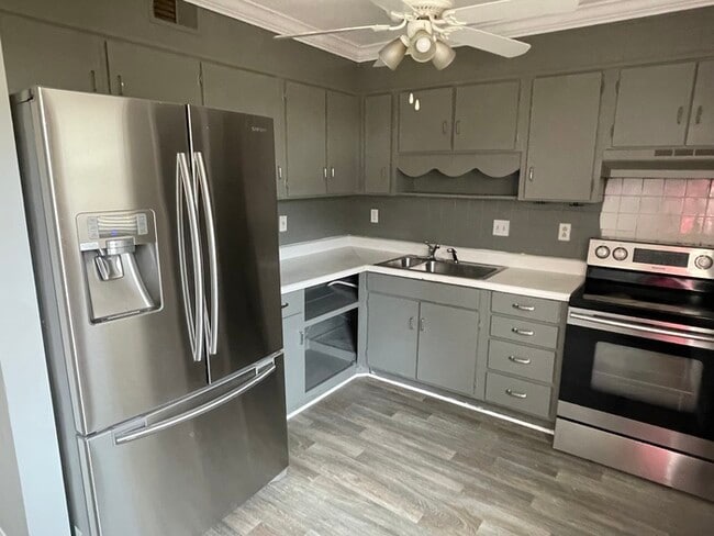 Foto del edificio - Charming 2-Bedroom Townhome in Prime Charl...