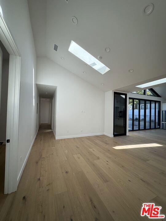 Foto principal - 8320 Loyola Blvd