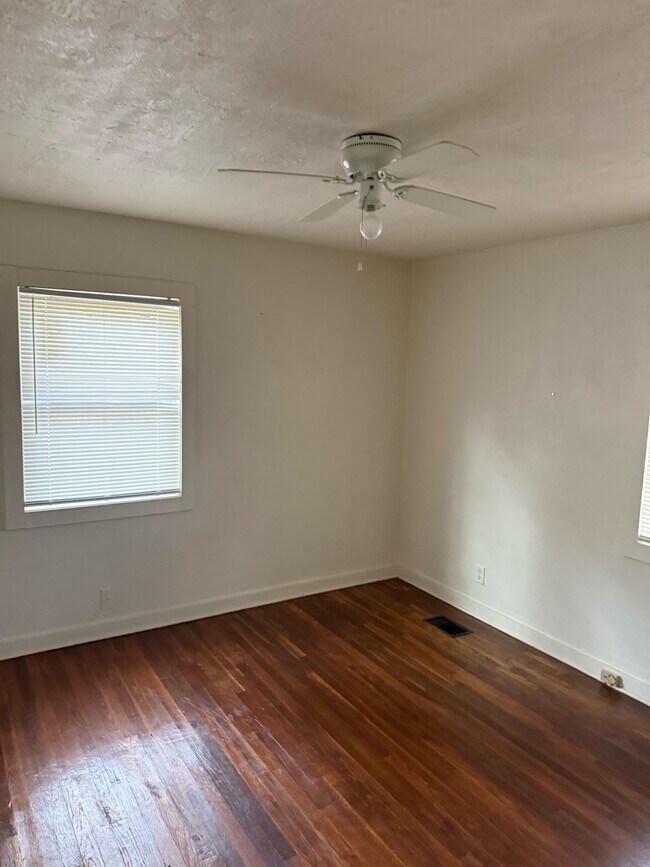 Foto del edificio - 2718 Emerald Dr