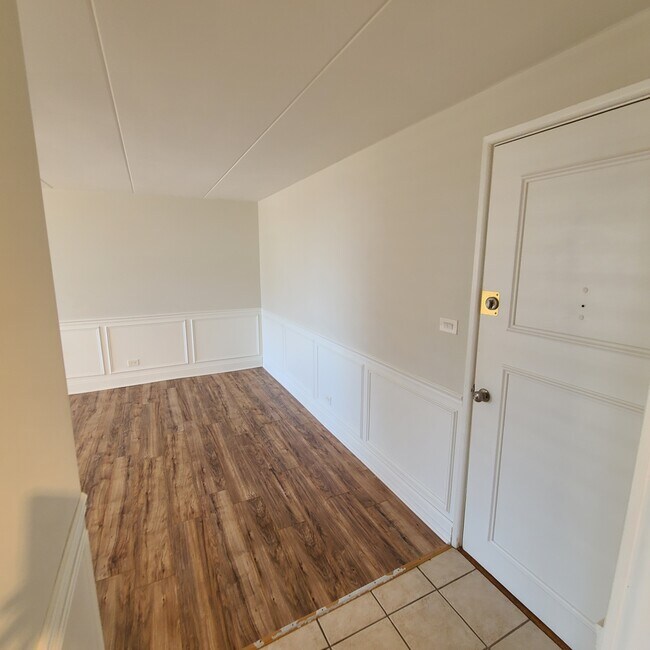 Building Photo - 225 S Rohlwing Rd