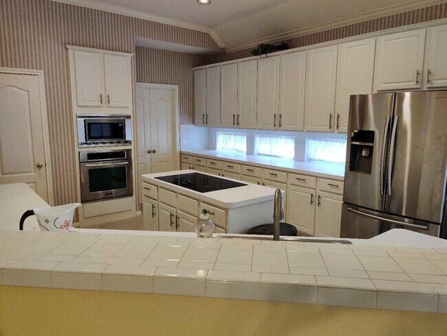 Building Photo - 215 Heathbrook Ln