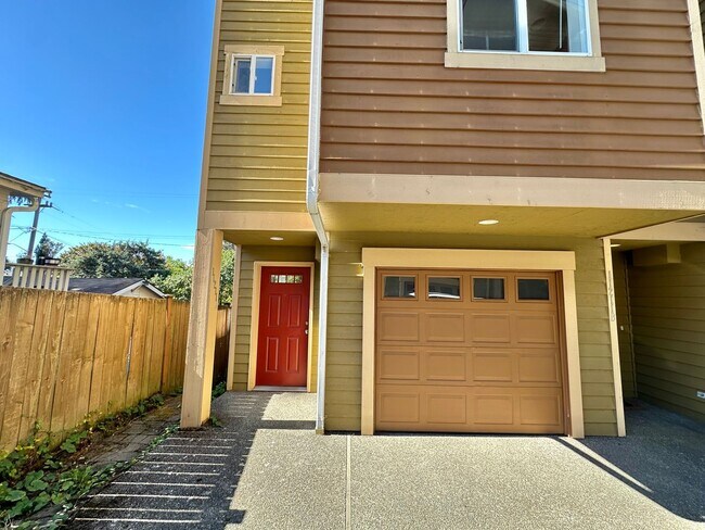 Foto del edificio - Spacious Townhome w/fully fenced back pati...